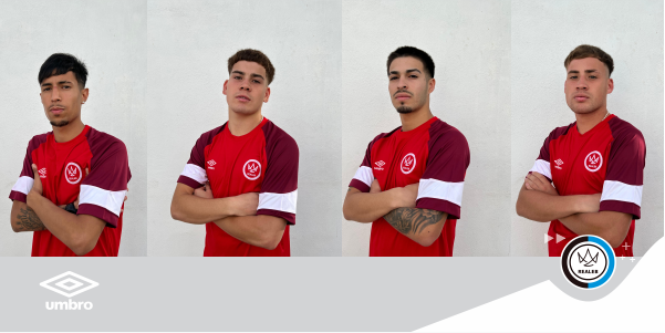 Nuevo fichaje mostrando la camiseta oficial del club en rueda de prensa